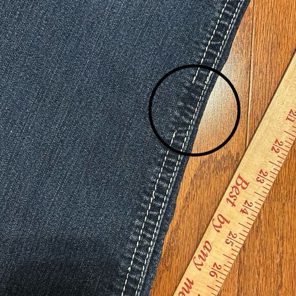 Versatile Suko Jeans with Natural Wear - Picture 9 of 10